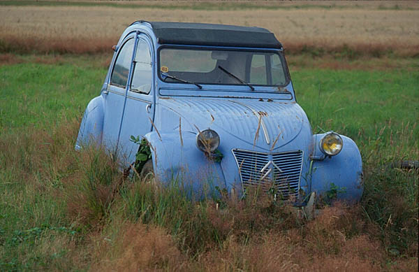 A 1950s Citron 2CV sits forlornly in a field near Toulouse.