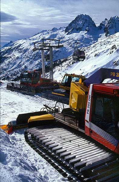 Groomer teams await the closure of the lifts, before beginning their work.